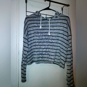 Cropped thin hoodie.